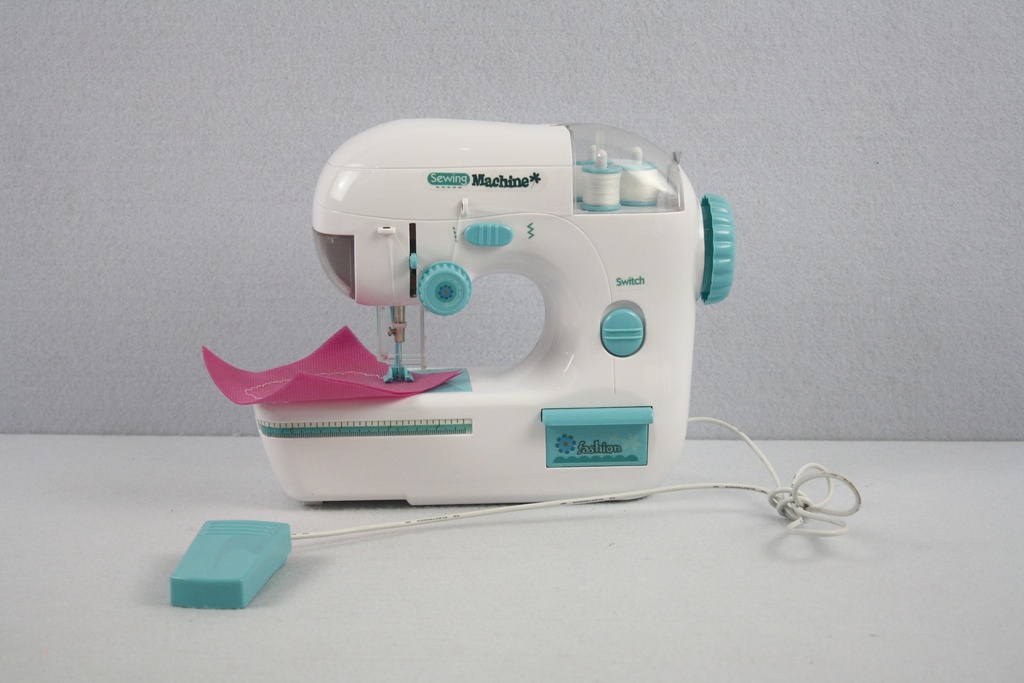 MAQUINA COSER C/LUZ+2 PRENDAS