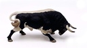 TORO APAREJADO EMBISTIENDO