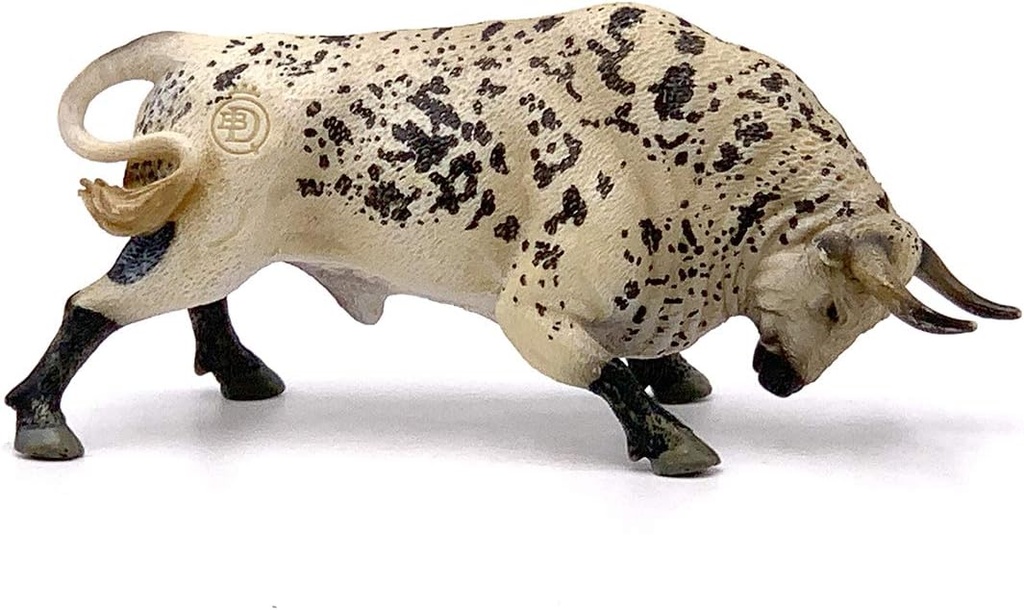 TORO ENSABANADO EMBISTIENDO