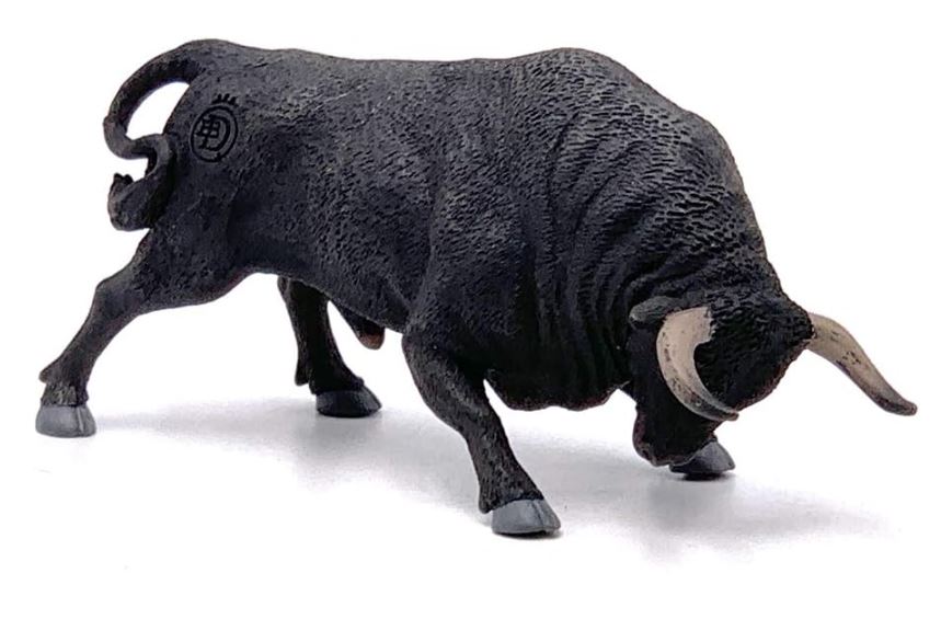 TORO NEGRO ZAINO EMBISTIENDO