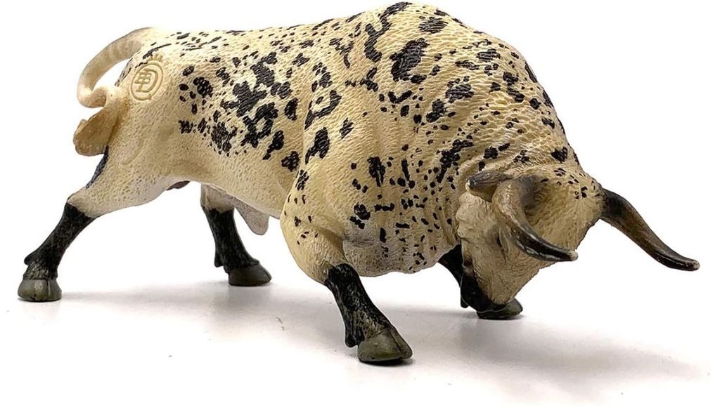 TORO ENSABANADO EMBISTIENDO