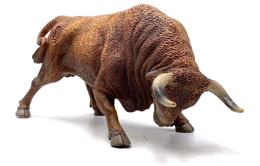 TORO COLORADO EMBISTIENDO